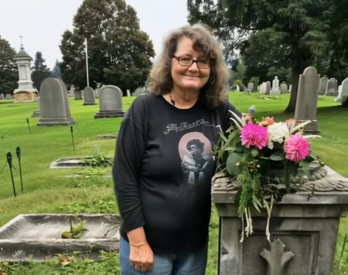 She Left Her Late Sons Favorite Pie at His Grave, The Note She Found Instead Changed Everything